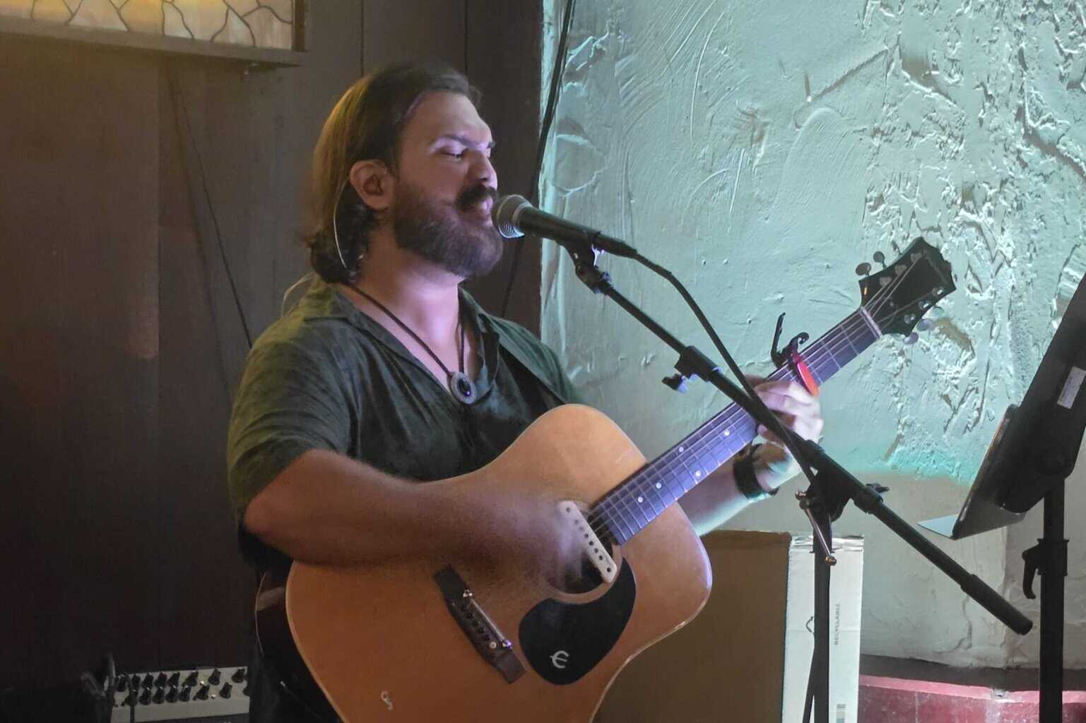 Leo Von at Benny's on the Beach